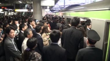 Bitirim bir Tokyo tren istasyonunda