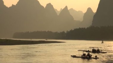 Li Nehri üzerinde yelken sallar