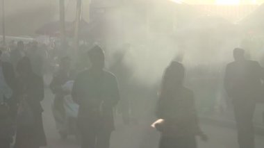 İnsanlar sokaklarda yürümek