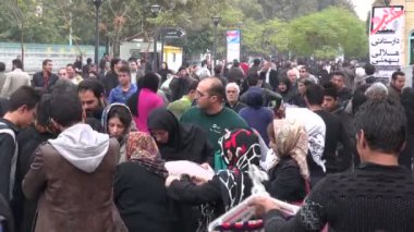 İnsanlar aracılığıyla alışveriş caddesine yürüme