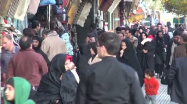 Kalabalık çarşıda caddenin önünden geçiyor