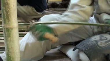 Bambu kesmek için bıçak kullanarak alt