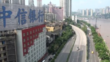 Chongqing, eski bölümleri üzerinde uçan.