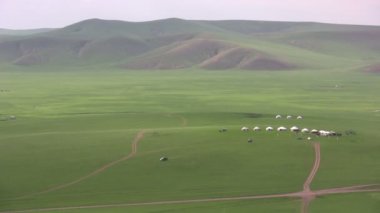 bir çadır kamp dışında araba kullanıyor