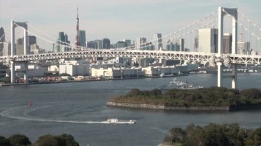 Gökkuşağı köprüsü ve Tokyo silueti