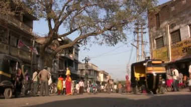 İnsanlar sokaklarda yürümek