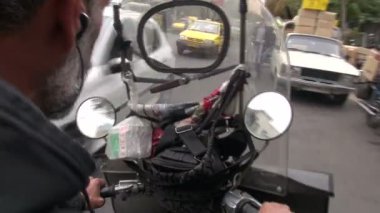 Motosikletin arkasına binmek.