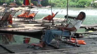 Kılavuzu uykuya düştü