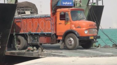 bir feribot kapalı sürüş kargo kamyonları