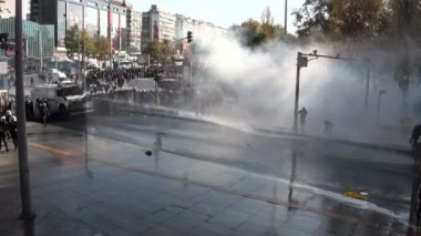 Polis göz yaşartıcı gaz ve tazyikli su dağıtmak