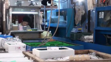 Bir bayan balık pazarında mali düzenliyor