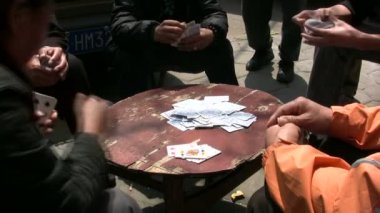 İnsanlar Çin'deki bir kart oyun oynuyor.