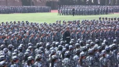 öğrencilerin Mart akranlarına önünde