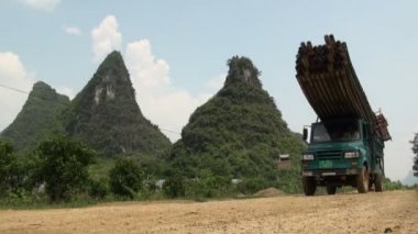 Bambu ile kamyon sürücüleri bir yolda sallar