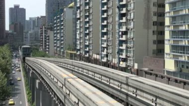 İstasyonda bir Monoray geldi