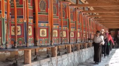 Hacılar ibadet tekerlerimi yürümek