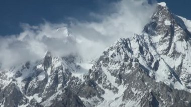 Bulutlar karlı zirvelerin etrafında daire