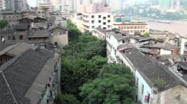 Chongqing, eski bölümleri üzerinde uçan.