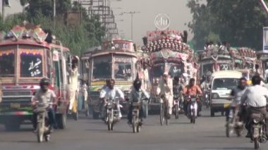 Karaçi sokaklarında trafik sürücüleri