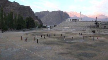 Kriket ve futbol çocuk oyun