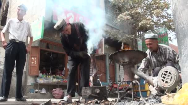 Muslimische Männer verbrennen Ziegenbeine in China. — Stockvideo