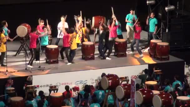 Banda tocando bateria — Vídeo de Stock