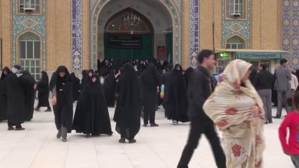 Люди выходят из мечети — стоковое видео