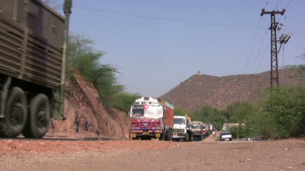 Camiones conducen sobre una carretera — Vídeos de Stock