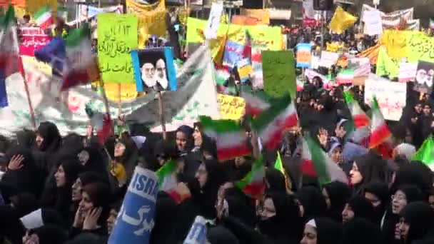 Manifestantes se han reunido en una plaza central — Vídeo de stock