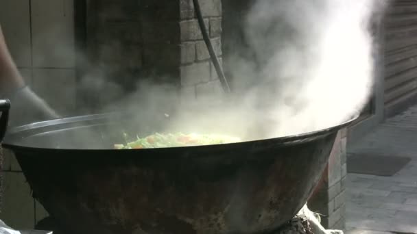 Cook stirs vegetables — Stock Video