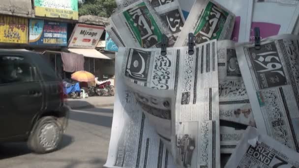Zeitungsverkauf am Straßenrand — Stockvideo