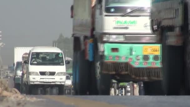 Autopista ocupada en Pakistán — Vídeo de stock