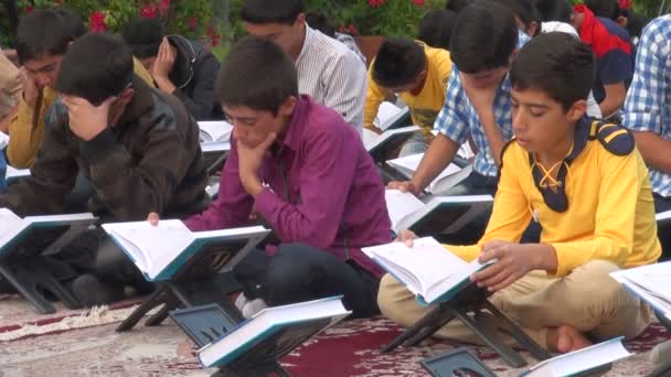 Students take part in a public Quran lesson — Stock Video