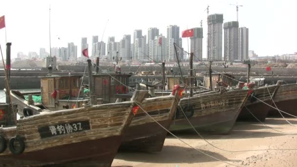 Lo skyline di Qingdao dietro una barca da pesca — Video Stock