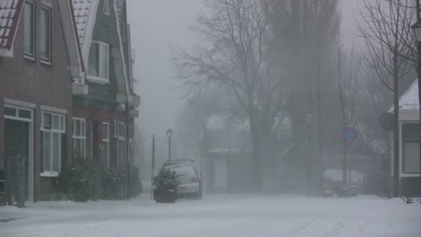 Tormenta de nieve en pueblo — Vídeos de Stock