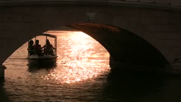 Toeristen varen onder een brug — Stockvideo