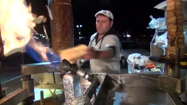 Mężczyzna przygotowuje świeże kanapki Kebab — Wideo stockowe