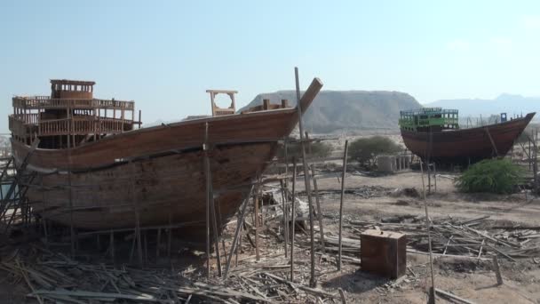 Schip op een scheepswerf in Iran — Stockvideo