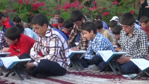 Los estudiantes toman parte en una lección pública del Corán — Vídeo de stock