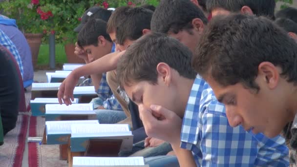 Students take part in a public Quran lesson — Stock Video