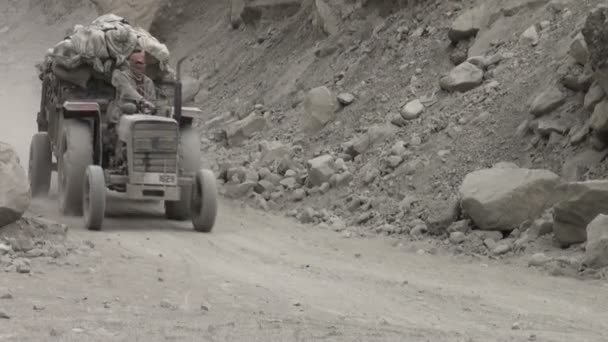 Tractoren en jeeps dragen Chinese hulp — Stockvideo