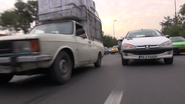 Montar en la parte posterior de una moto . — Vídeos de Stock