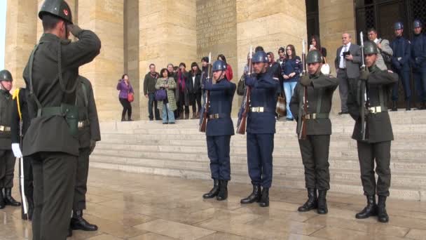 Changing of the guards at Ataturk Mausoleum — Stock Video