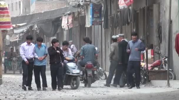 Gli uomini camminano per la strada — Video Stock