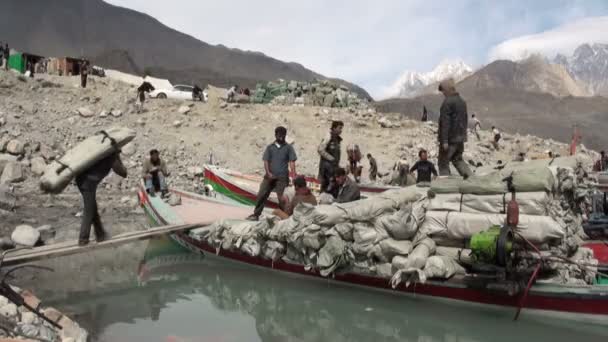 People load bags onto ships — Stock Video