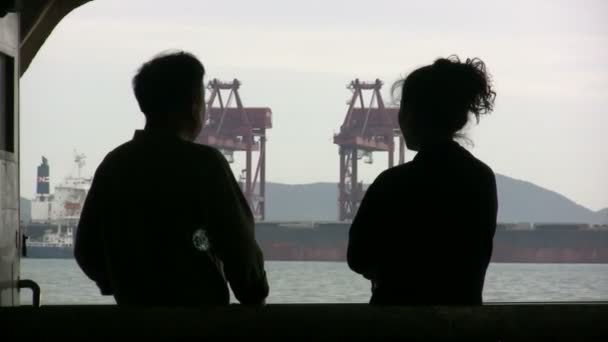 Passageiros assistem guindastes em Qingdao — Vídeo de Stock