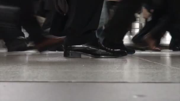 기차역에서 사람의 발과 다리 — 비디오