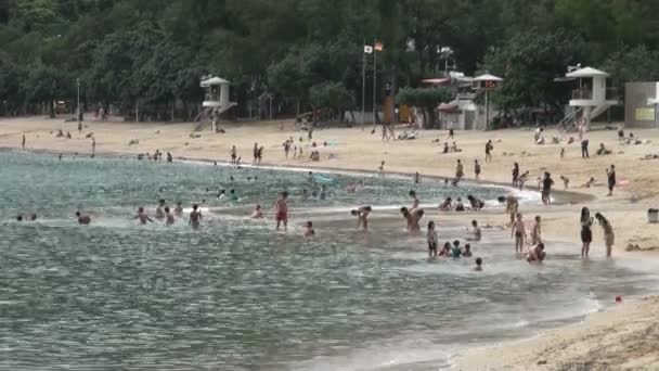 Άτομα που επισκέπτονται την παραλία στο Χονγκ Κονγκ — Αρχείο Βίντεο