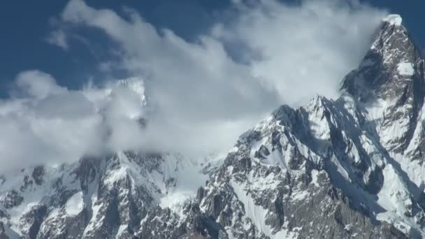 Wolken cirkelen rond besneeuwde toppen — Stockvideo
