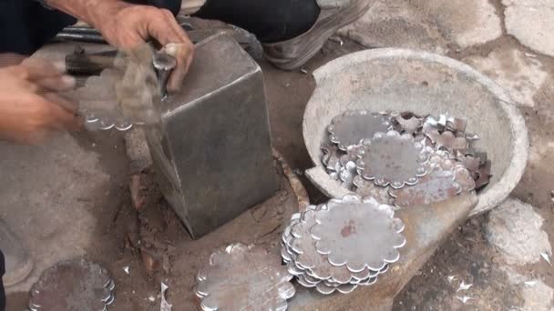 Fabricación de artefactos metálicos tradicionales — Vídeo de stock